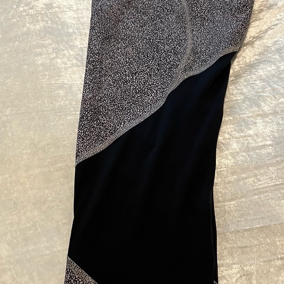 Lululemon Size 6 Crop Leggings Excellent Condition - Picture 6 of 10